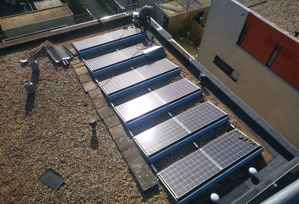 Zonnepanelen op een dak